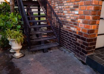 What Is Stone Veneer Siding? Pros And Cons You Should Know